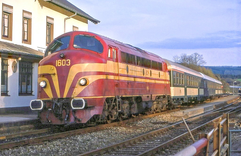 CFL 1603 mit Nahverkehrszug 1729 im Bahnhofs Wilwerwiltz, 08.04.1989.