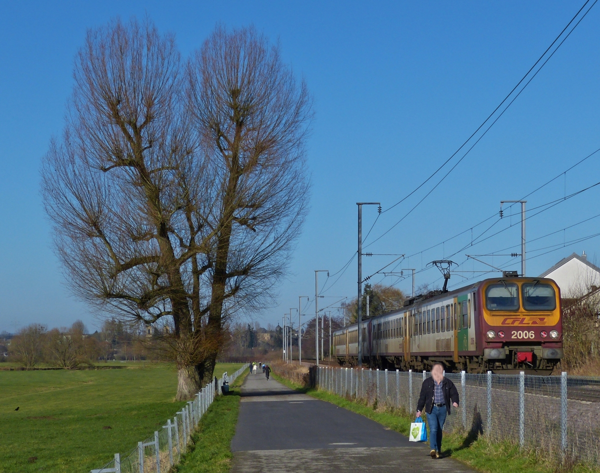 CFL 2006 kommt im Doppelpack aus Richtung Mersch und bedient alle Bahnhöfe auf der Strecke Diekirch Luxemburg, der nächste Halt ist Lintgen. Aufgenommen auf dem Fahrrad und Wanderweg zwischen Lintgen und Mersch. 24.01.2022