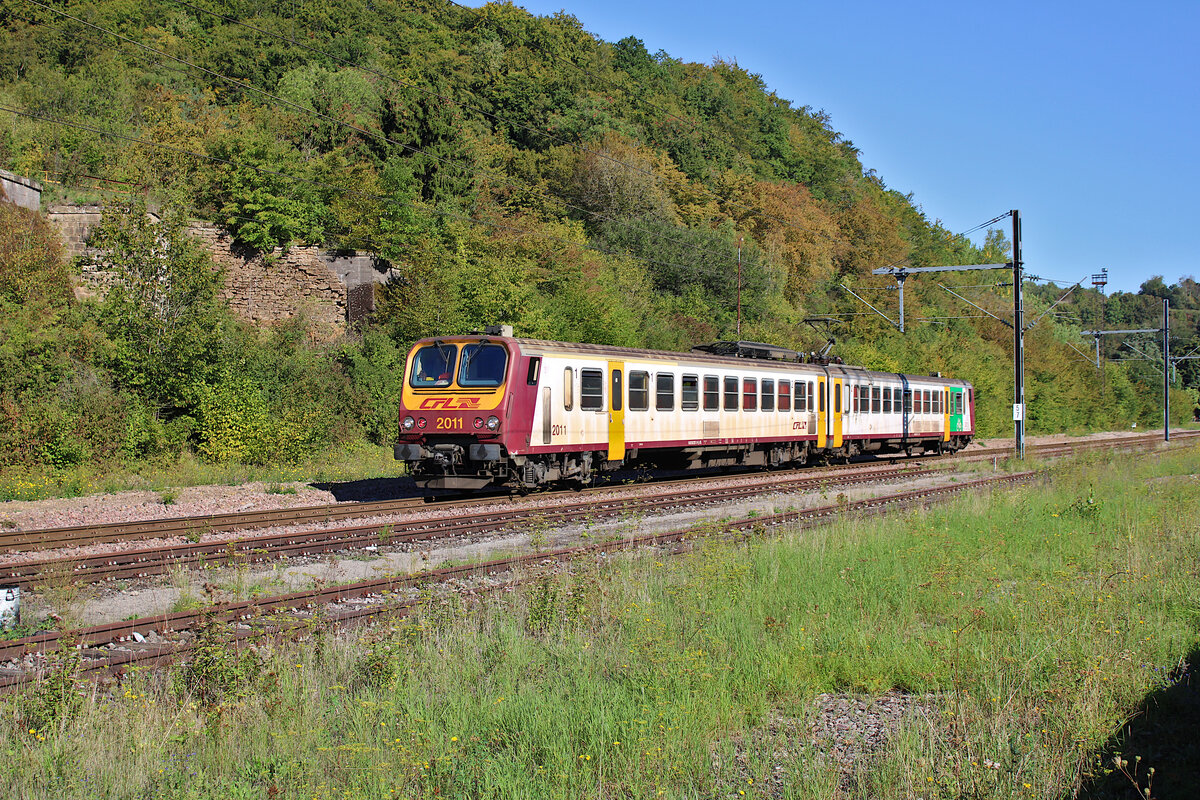 CFL 2011 rollt durch den Bahnhof Dudelange-Usines in Richtung Volmerange-les-Mines. (07.09.2023)