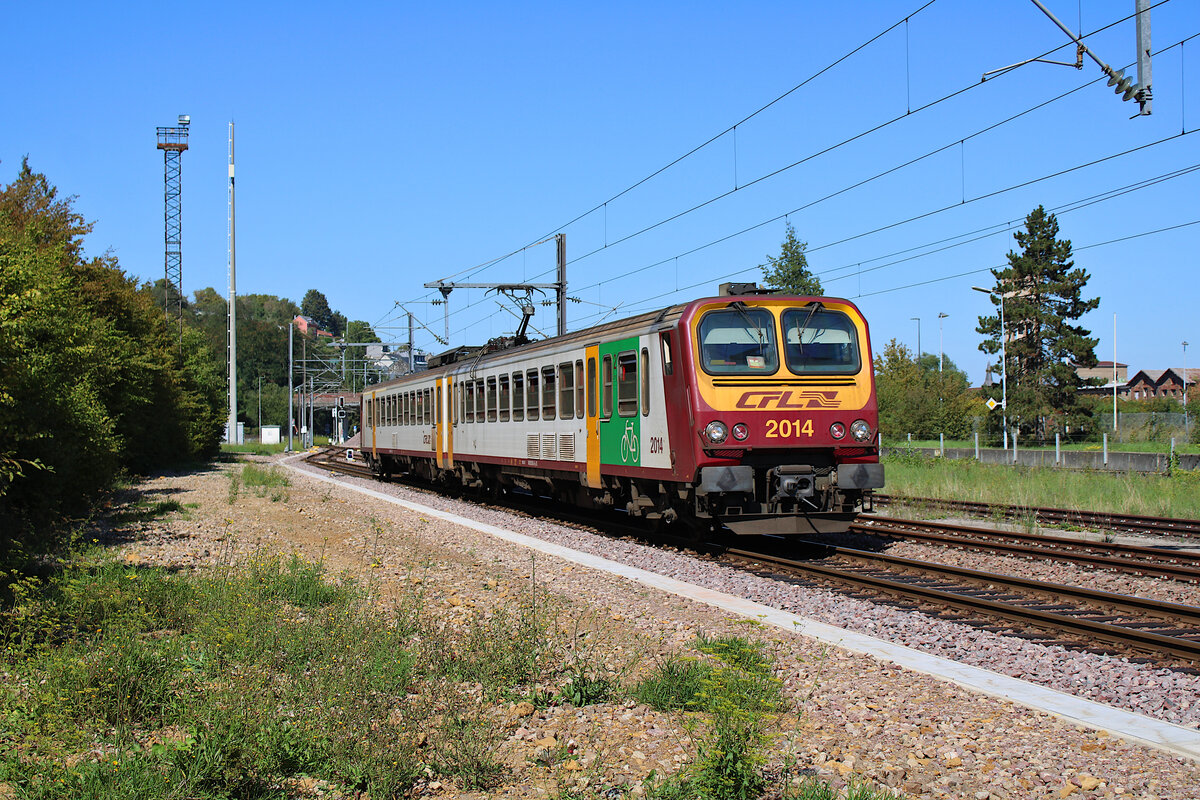 CFL 2014 rollt durch den Bahnhof Dudelange-Usines in Richtung Volmerange-les-Mines. (07.09.2023)