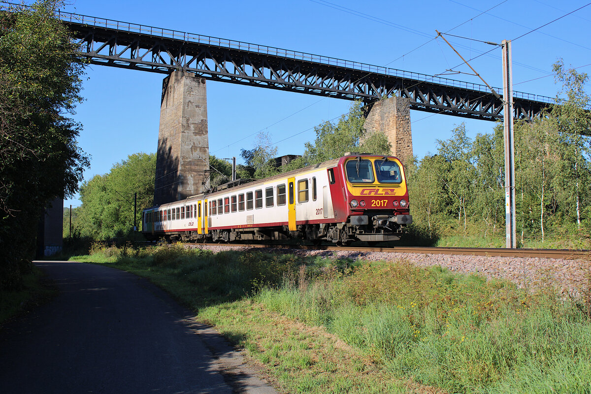 CFL 2017 unterquert am Morgen die  Pont Abendonné  auf seiner Fahrt von Audun-le-Tiche nach Esch-sur-Alzette. (07.09.2023)
