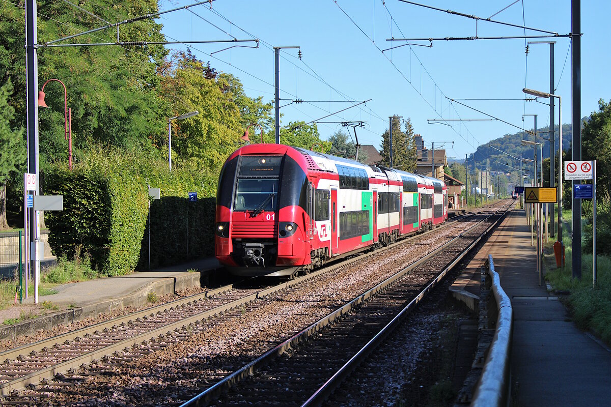 CFL 2201 trug im September 2023 bereits sein neues Farbkleid im neuen CFL-Design. Hier verlässt der Zug gerade Walferdange in Richtung Luxembourg Ville. (06.09.2023)