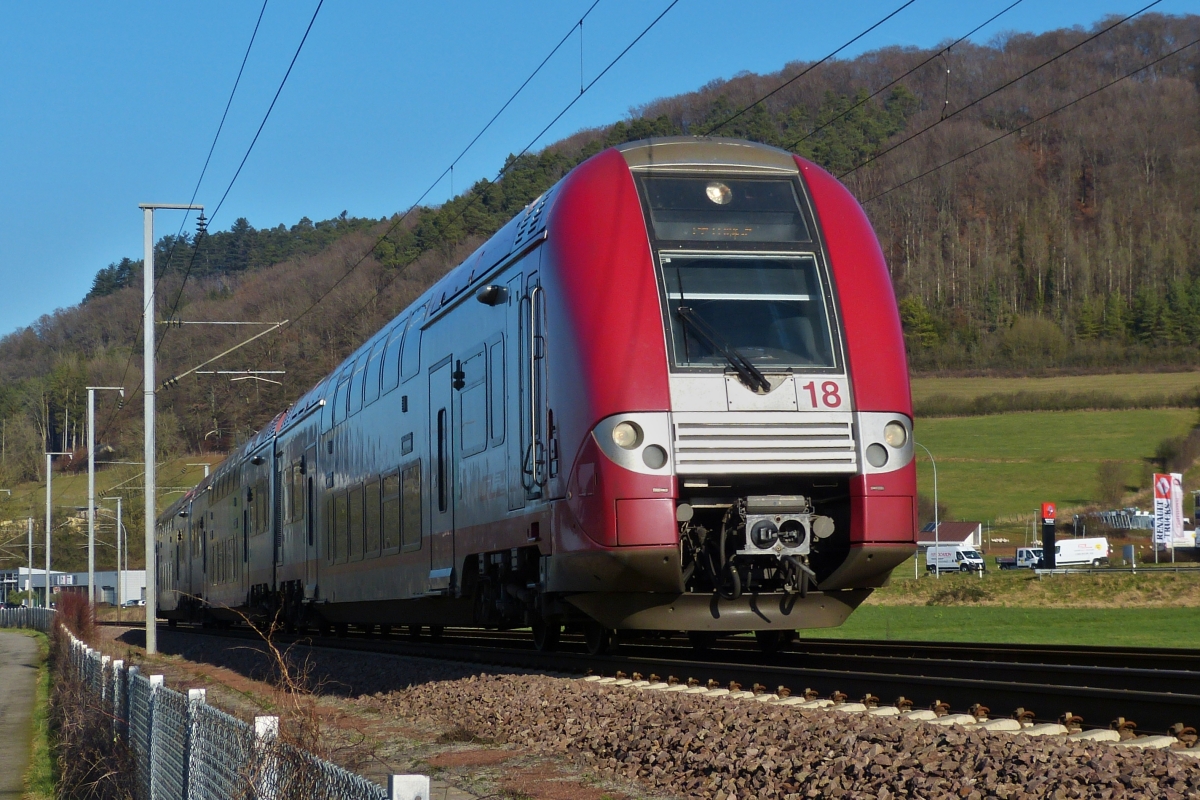 CFL 2218 als RE 461 aus Mersch kommend in Richtung Luxemburg unterwegs. Aufgenommen nahe Lintgen. 24.01.2022