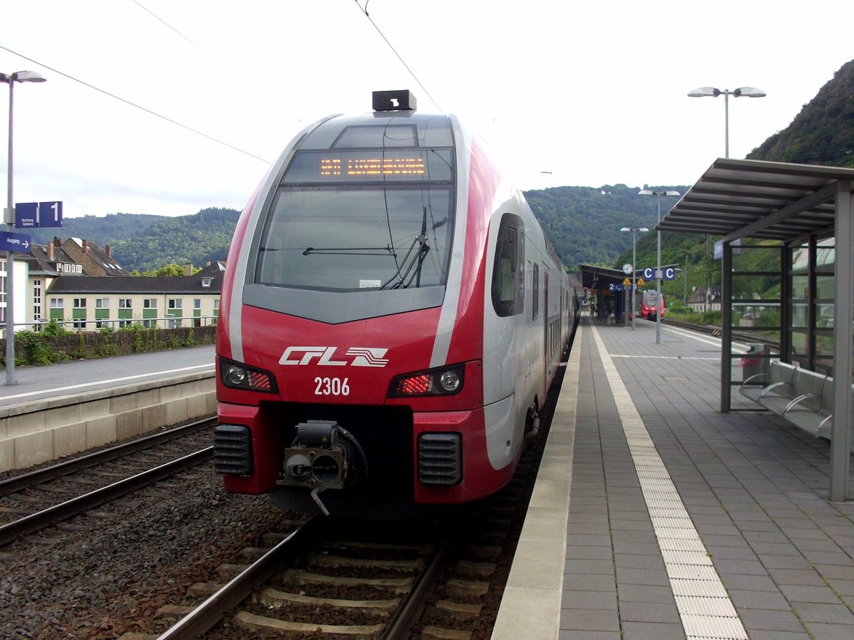 CFL 2306 (Stadler KISS) mit 429 122 (Stadler Flirt 160) von DB Regio Südwest an der Spitze als RE11 nach Luxembourg Ville bzw. RE1 nach Saarbrücken steht im Bahnhof Cochem (Mosel) auf Gleis 2. In Trier Hbf wird der Zugverband für die Weiterfahrt geteilt. [27.6.2016]