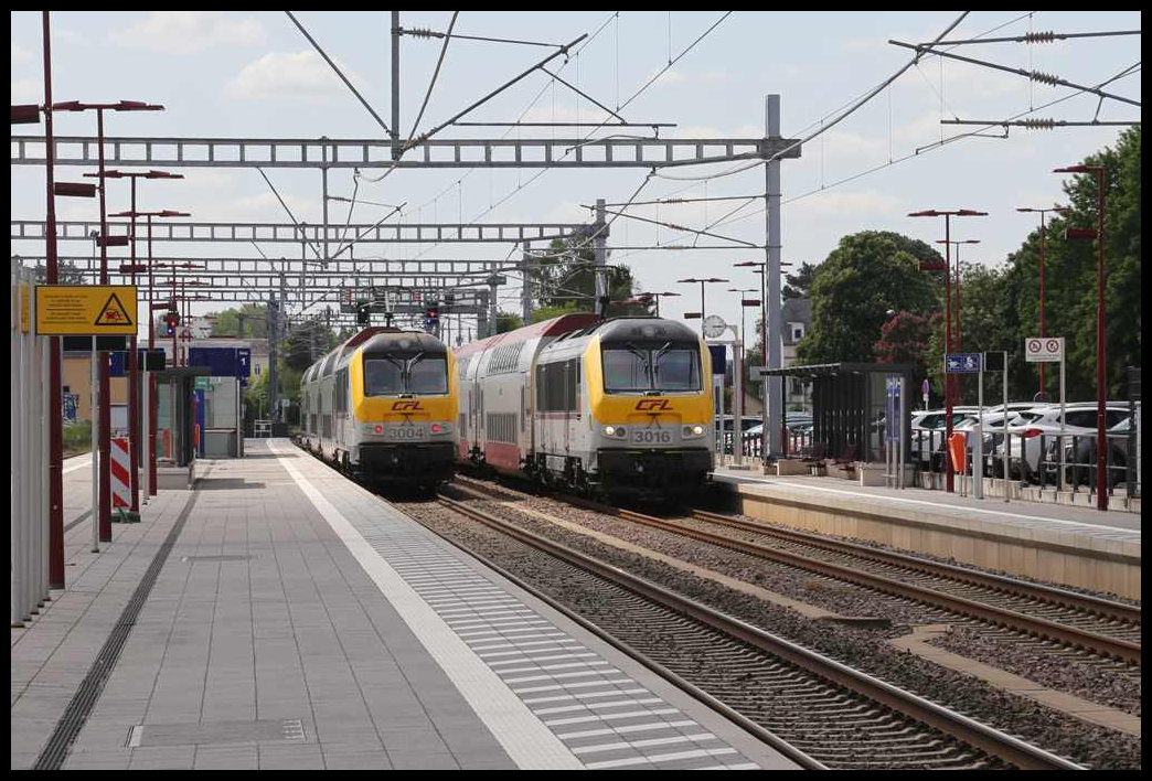 CFL 3004 und 3026 kreuzen am 24.5.2023 um 15.14 Uhr im Bahnhof Kleinbettingen in Luxemburg.
Der links stehende Dosto fährt nach Arlon und der rechts stehende Dosto fährt nach Luxembourg Gare.