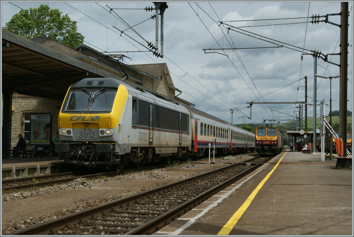 CFL 3012 mit einem IR Liers - Luxembourg beim Halt in Ettelbrck. 
15. Juni 2013   