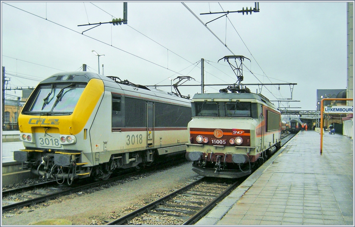 CFL  3018 mit IR Richtung Liège und SNCF BB 15005, die den EC 90 Vauban von Basel nach Luxembourg brachte am 11. März in Luxembourg (Stadt). 