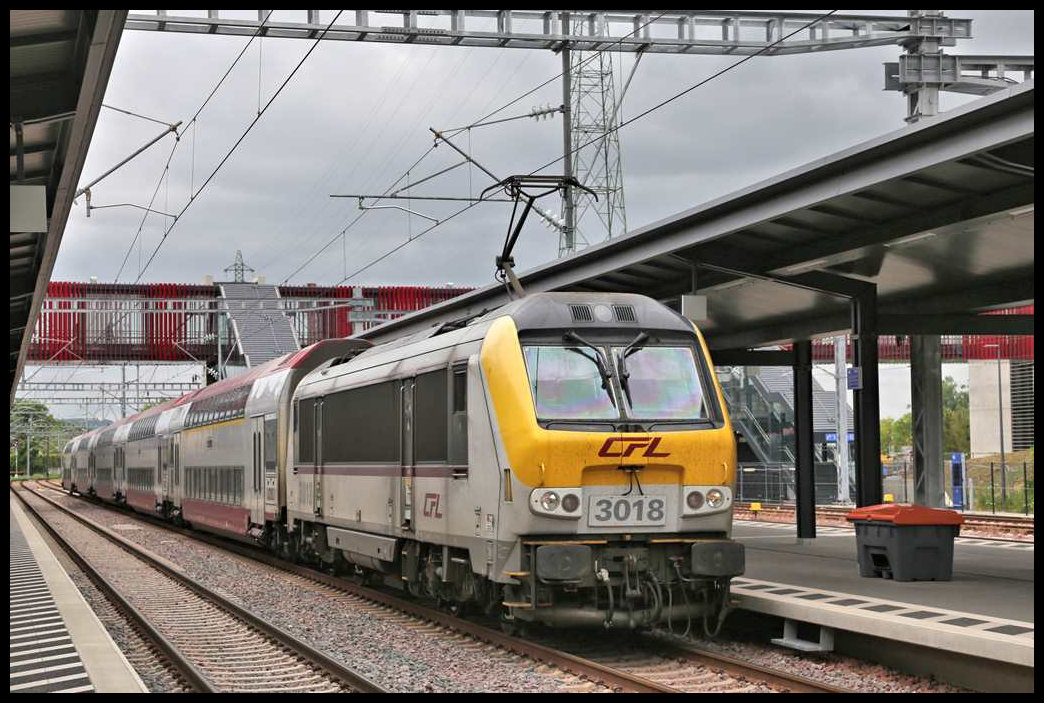 CFL 3018 startet hier am 23.5.2023 um 14.41 Uhr im Bahnhof Rodange mit einem Dosto nach Luxembourg Gare.