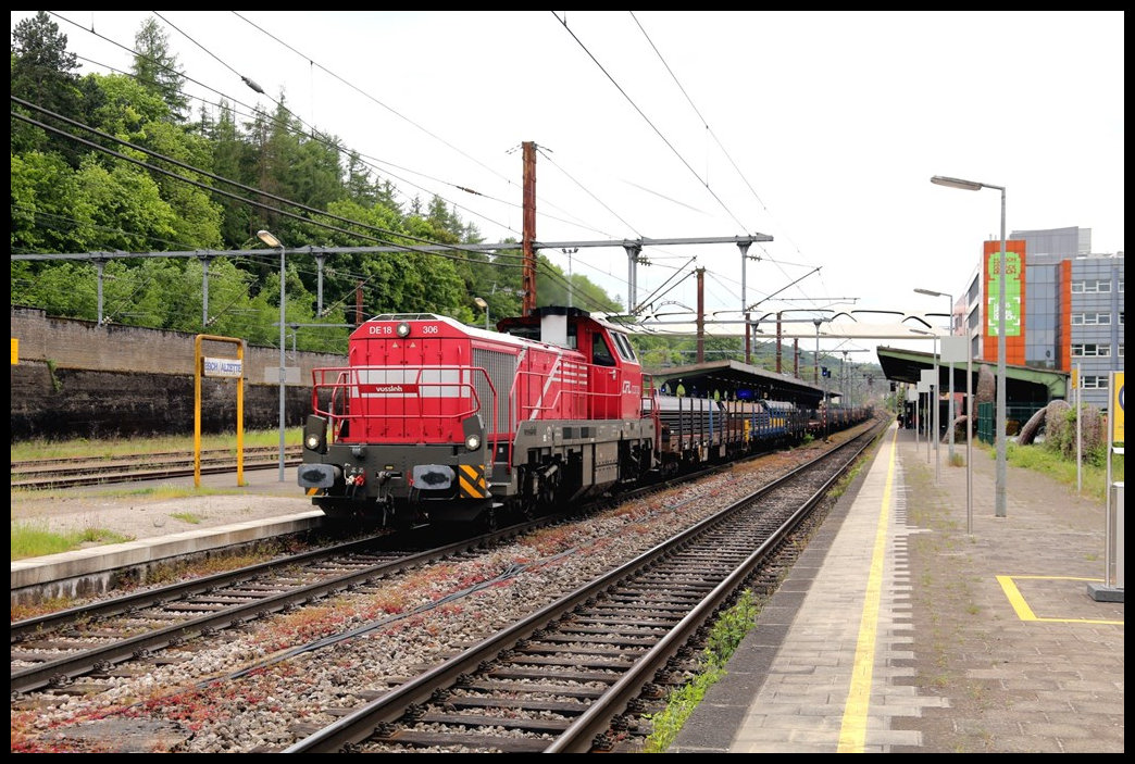 CFL 306 Cargo, eine DE 18 von Vossloh, kommt hier am 23.5.2023 um 13.15 Uhr, mit einem schweren Stahlzug aus Belval Universite durch den Bahnhof Esch sur Alzette. Der Zug ist in Richtung Bettembourg unterwegs.