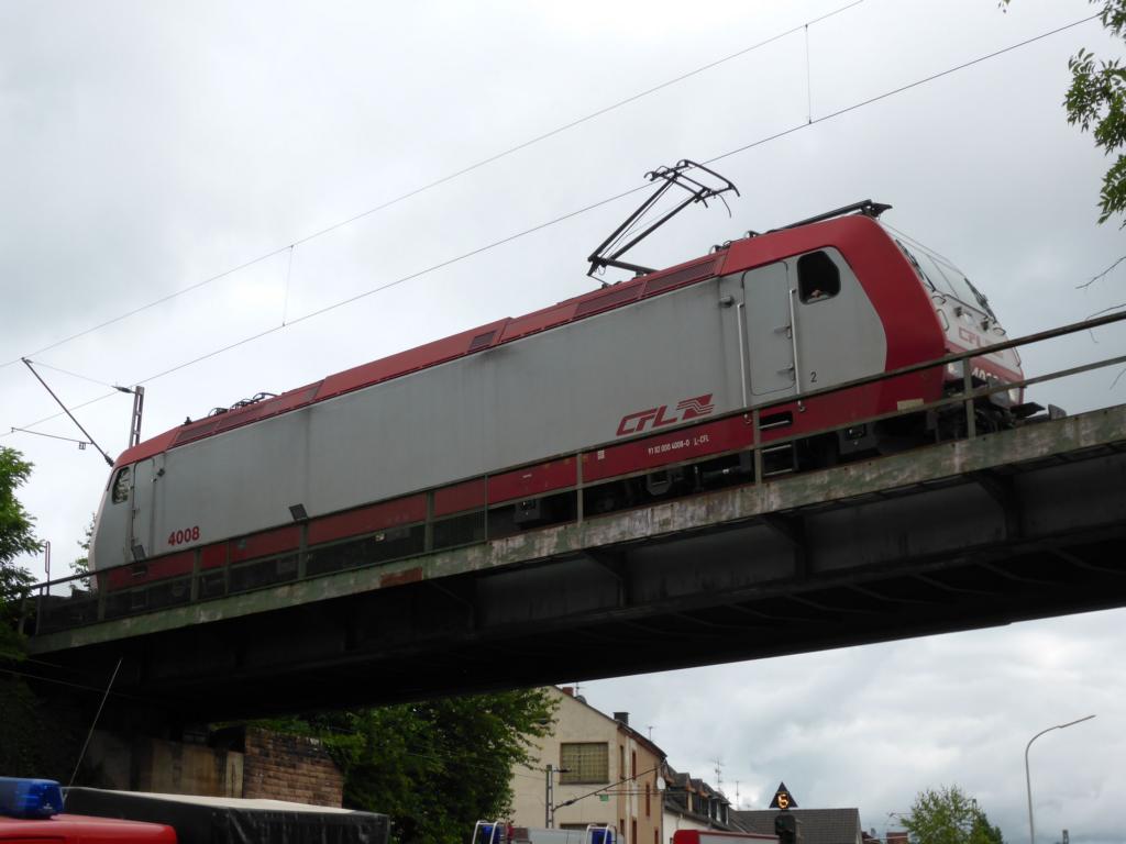 CFL 4008 hält am 13.06.2015 auf einer Brücke in Konz