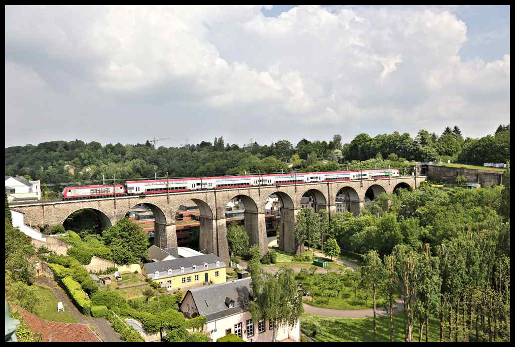 CFL 4017 schiebt hier am 22.5.2023 um 16.17 Uhr einen Doppelstockzug über den Viadukt in Höhe der Kasematten in Luxembourg in Richtung Hauptbahnhof.