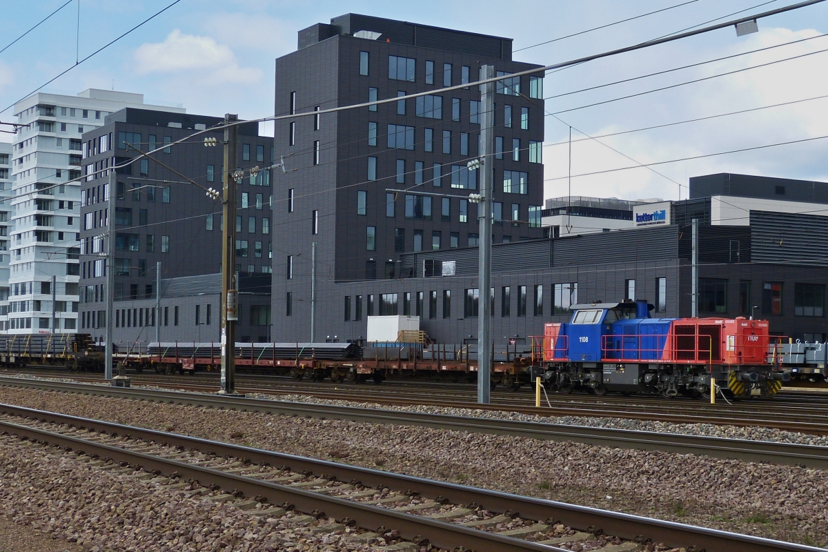 CFL Cargo 1108, (Vossloh G 1000 BB, 92 80 1271 003-6-D-CFLCA), gebaut 2003 steht im Bahnhofsvorfeld von Belval Université  mit einem Güterzug am Hacken. Lok Infos aus Loks aus Kiel. 14.04.2021