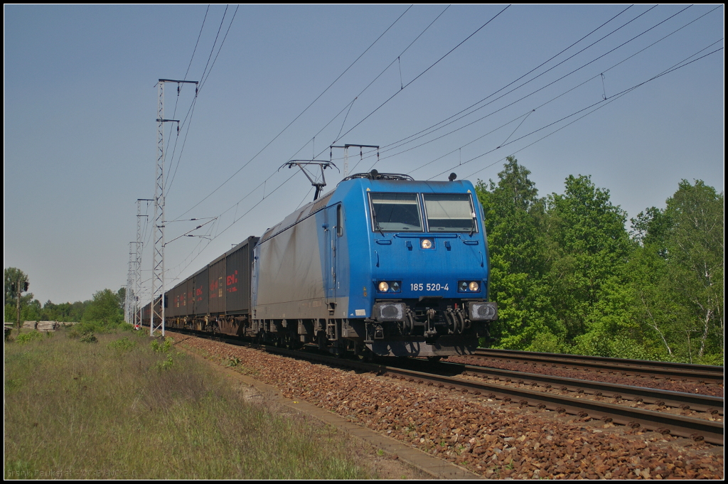 CFL Cargo 185 520-4 fuhr am 19.05.2017 mit ihren black-boxX-Containern durch die Berliner Wuhlheide