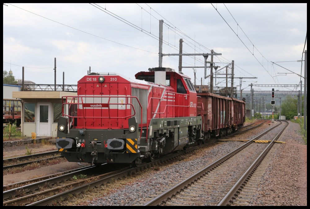 CFL Cargo 310 drückt hier am 24.5.2023 einen Schrottzug am Bahnhof Belval Universite in den Werkbereich des angrenzenden Stahlwerks.