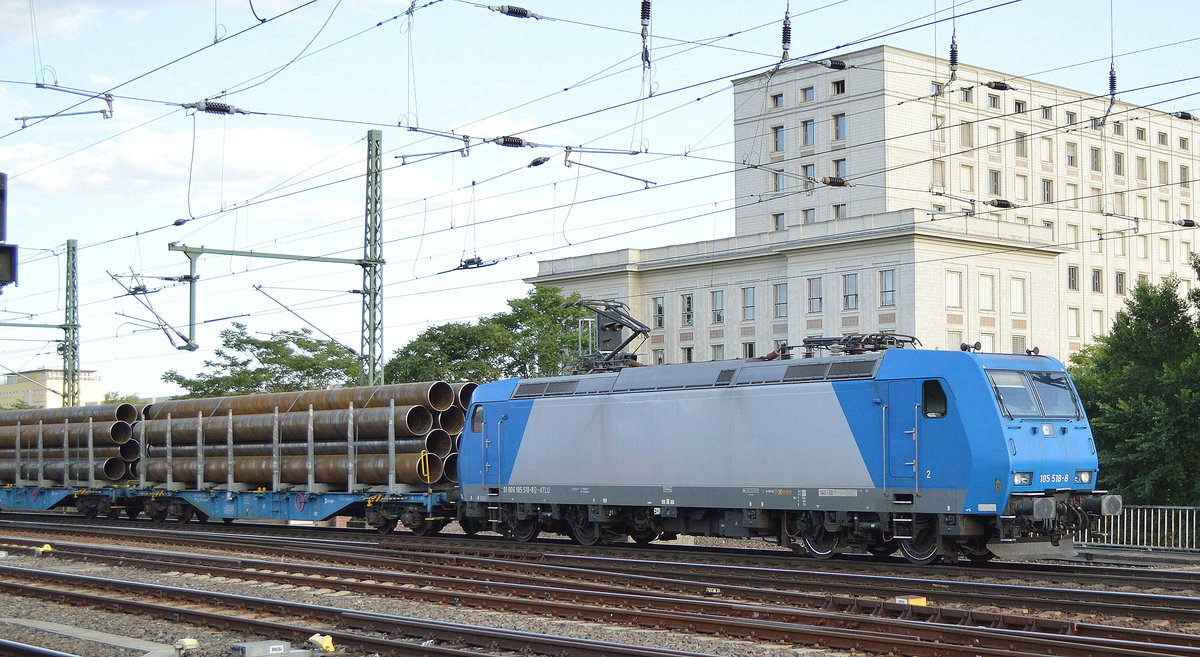 CFL Cargo Deutschland GmbH mit  185 518-8  [NVR-Nummer: 91 80 6185 518-8 D-ATLU] und einem Ganzzug tschechischer Drehgestell-Flachwagen mit großen langen  Stahlrohren beladen am 03.07.19 Durchfahrt Dresden Hauptbahnhof.