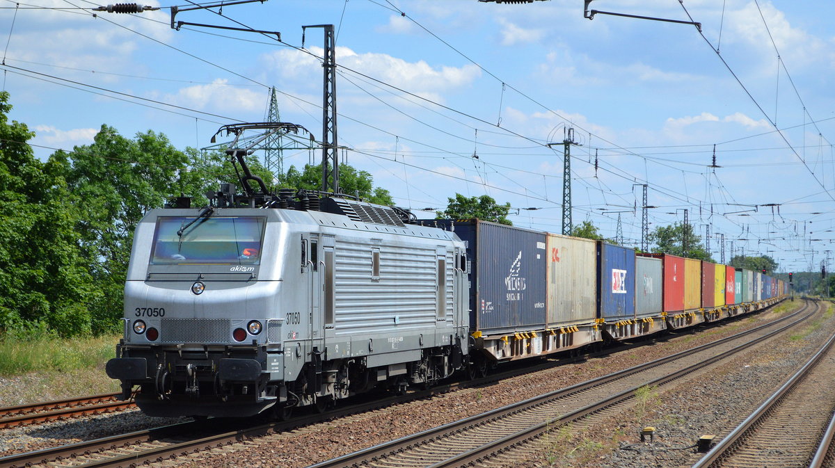 CFL Cargo Deutschland GmbH, Niebüll [D] mit  37050   [NVR-Nummer: 91 87 0037 050-8 F-AKIEM] und Containerzug am 16.06.20 Bf. Saarmund.