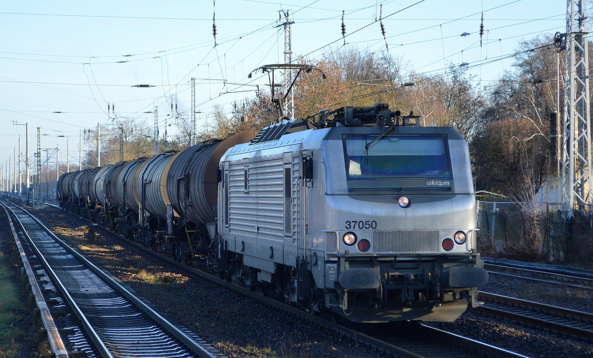 CFL Cargo Deutschland GmbH, Niebüll [D] mit  37050  (NVR-Nummer: 91 87 0037 050-8 F-AKIEM] und Kesselwagenzug am 19.12.20 Berlin-Hirschgarten.