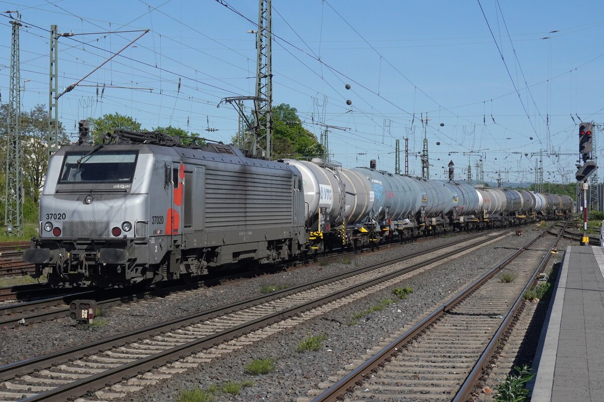 CFL Cargo mietet Akiem 37020 PRIMA an und dieser Lok schleppt am 30 April 2026 ein Kesselwagenzug durch Neuwied. 