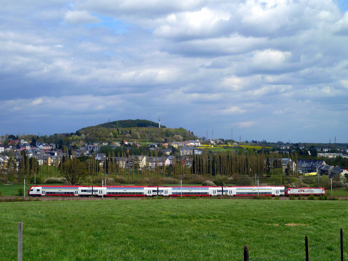 CFL DOSTO Steuerwagen und drei CFL DOSTOS geschoben von der CFL 4011 von Belval-Lycée nach Belval-Rédange zwischen Esch-sur-Alzette und Rodange. 29.04.2016