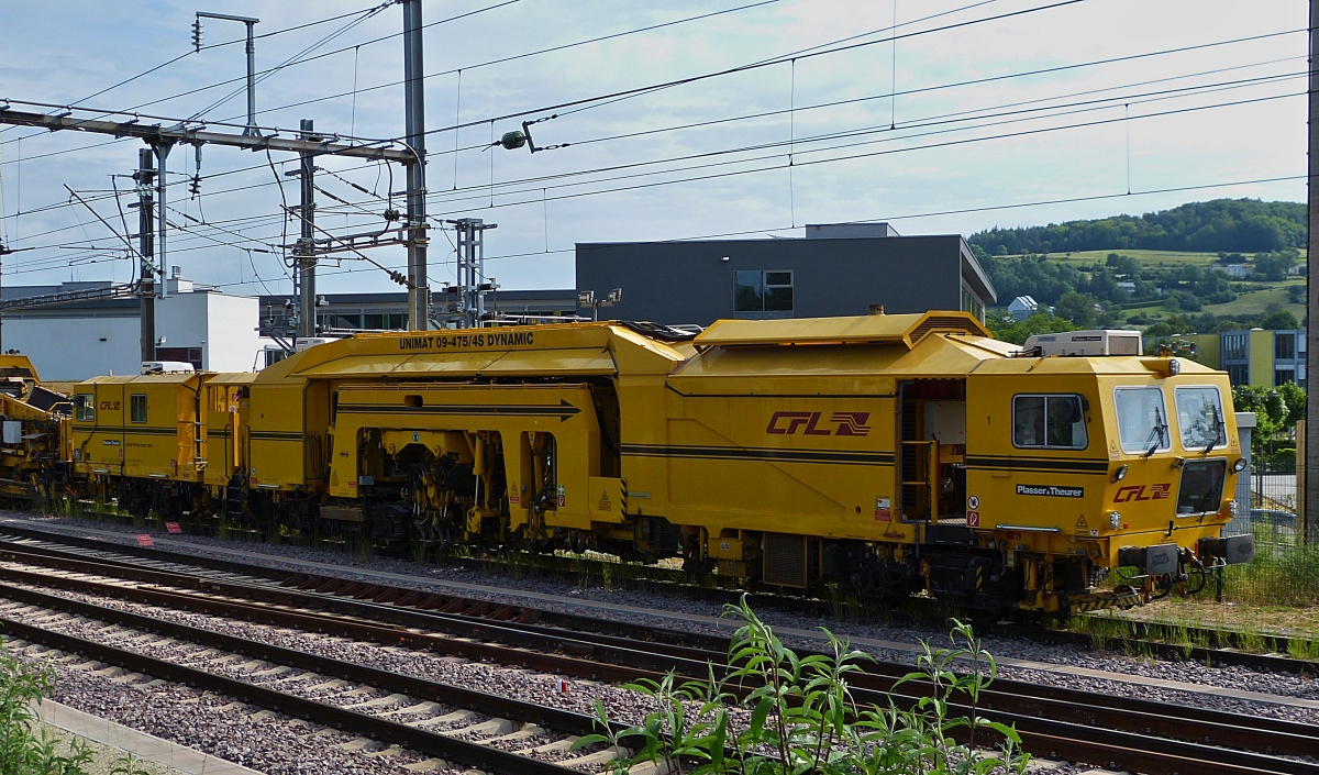 CFL Gleisstopfmaschine (L-CFLIF 9982 9124 792-7) abgestellt oberhalb des Bahnhofs von Mersch. 10.06.2019