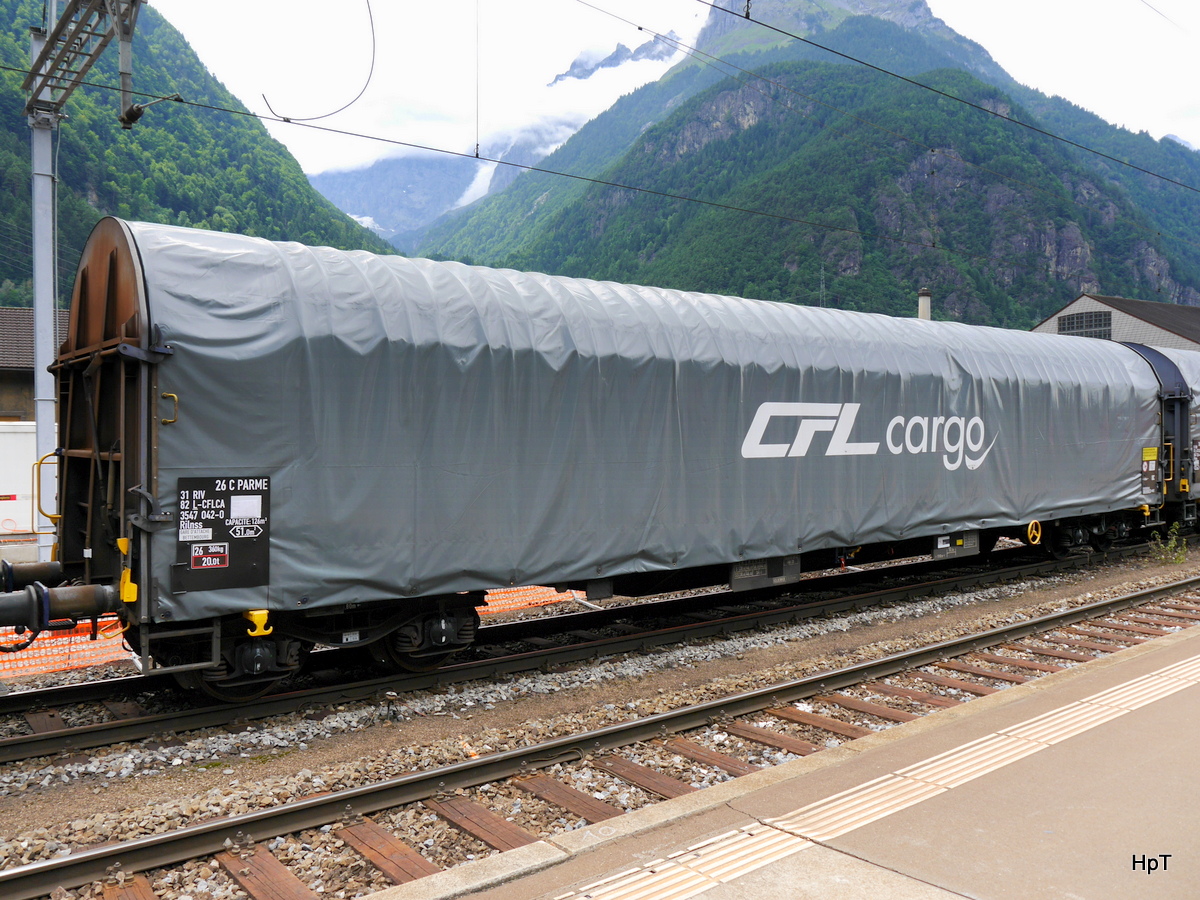 CFL - Güterwagen Rilnss 31 82 354 7 042-0 in einem Güterzug im Bahnhof Erstfeld am 01.08.2015