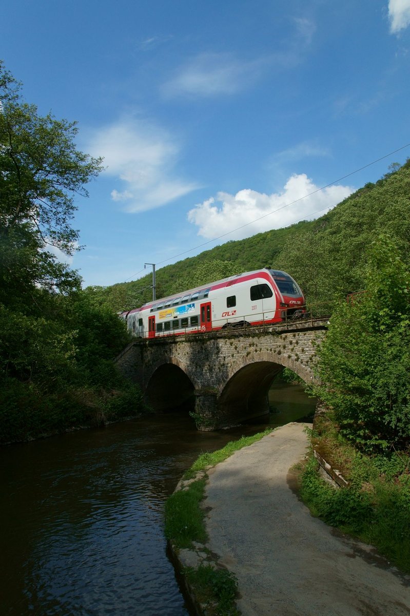 CFL Kiss 2301 war am 21.5.2018 als RE 3791 auf dem Weg von Troisvierges nach Luxemburg. Kurz hinter dem Bahnhof Kautenbach überquerte der Zug dabei den Fluss Wiltz.