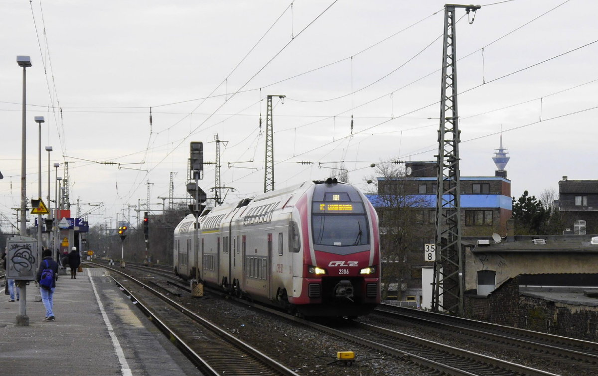 CFL-KISS 2306 passiert am 10.1.18 die S-Bahnstation Düsseldorf-Oberbilk als IC 5106 Düsseldorf - Koblenz - Luxemburg. Nur bis Koblenz genießt man in dem Regio-Triebzug das Privileg, IC-Reisender zu sein. Ab da geht es als RE an der Mosel entlang.