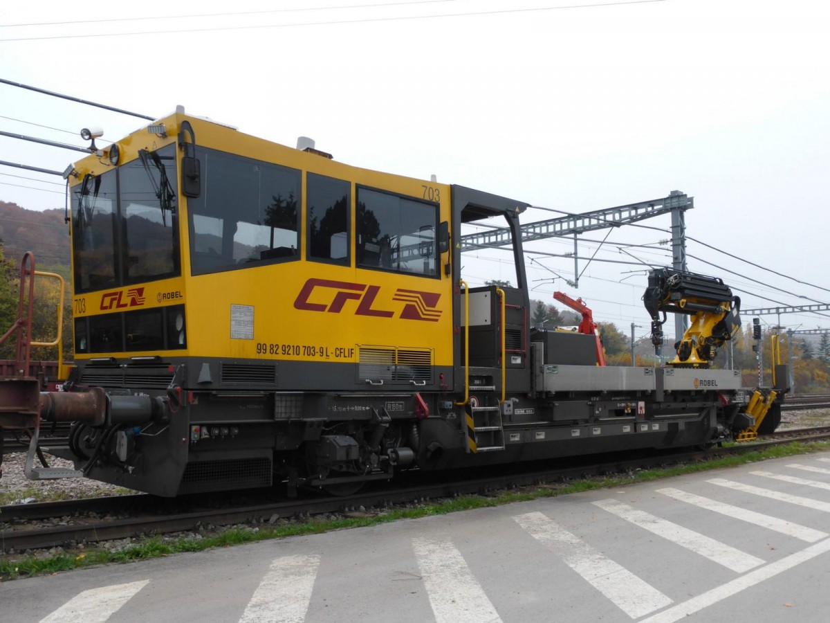 CFL ROBEL IIF Nummer 703 (99 82 9210 703-9 L-CFLIF) steht am 31.10.2015 auf einem Nebengleis im Bahnhof von Oetrange