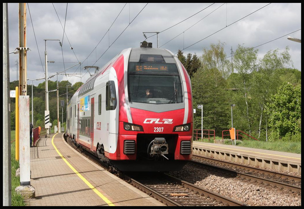 CFL Triebwagen 2307 fährt hier am 28.4.2018 um 11.10 Uhr auf dem Weg nach Koblenz durch den Haltepunkt Manternach. Ein netter Zugführer grüßt den auf dem Bahnsteig stehenden Fotografen!