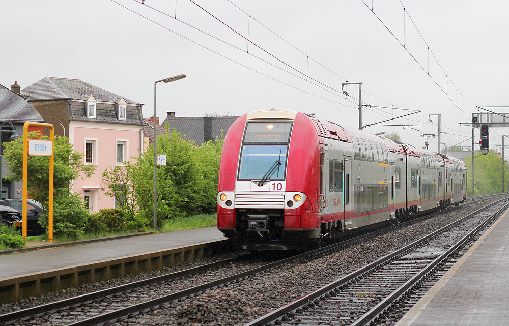 CFL-Triebzug 2210 erreicht am 27. April 2015 den Haltepunkt Berchem.