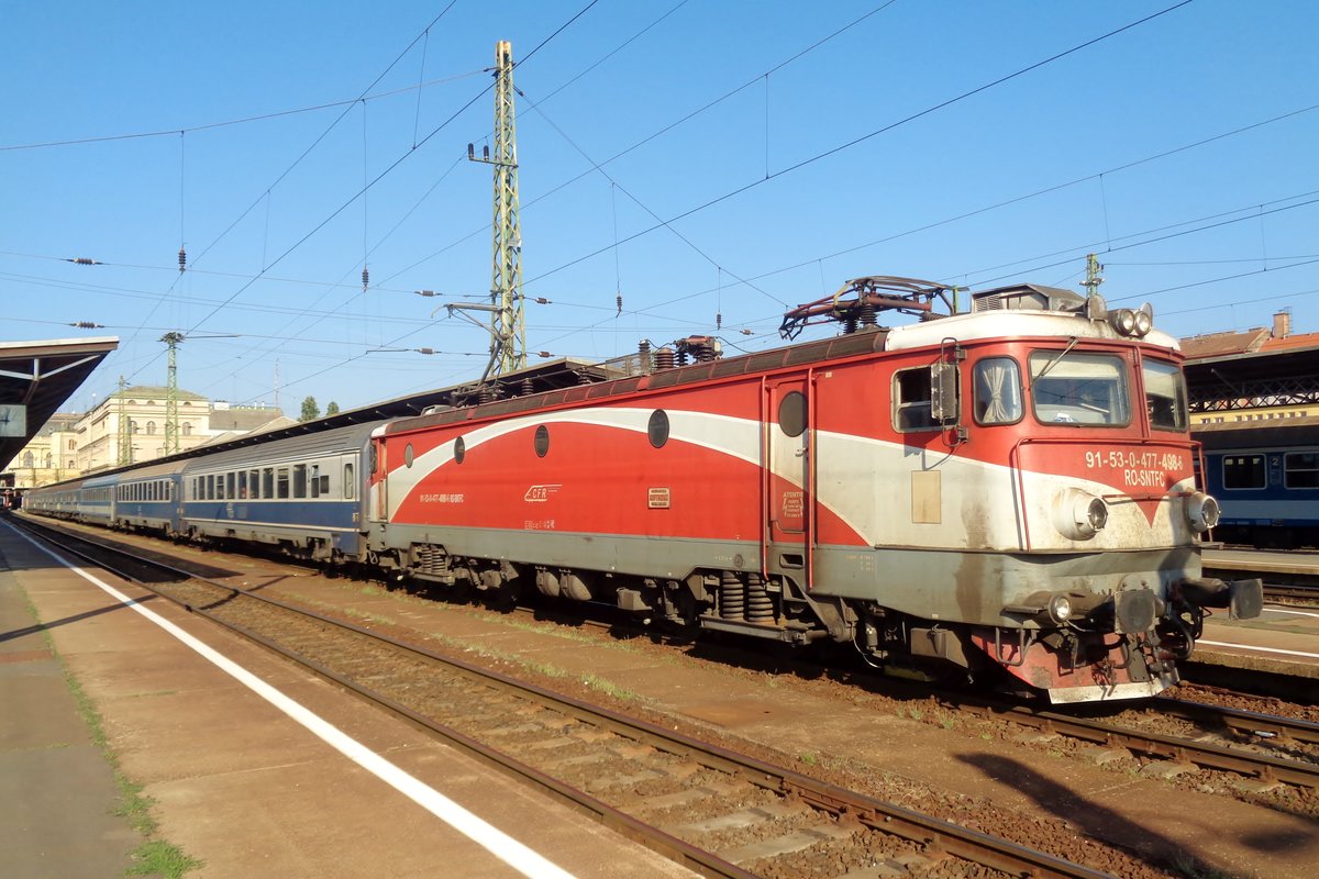 CFR 477 498 steht am 10 September 2018 mit der EC DACIA in BUdapest-Keleti.