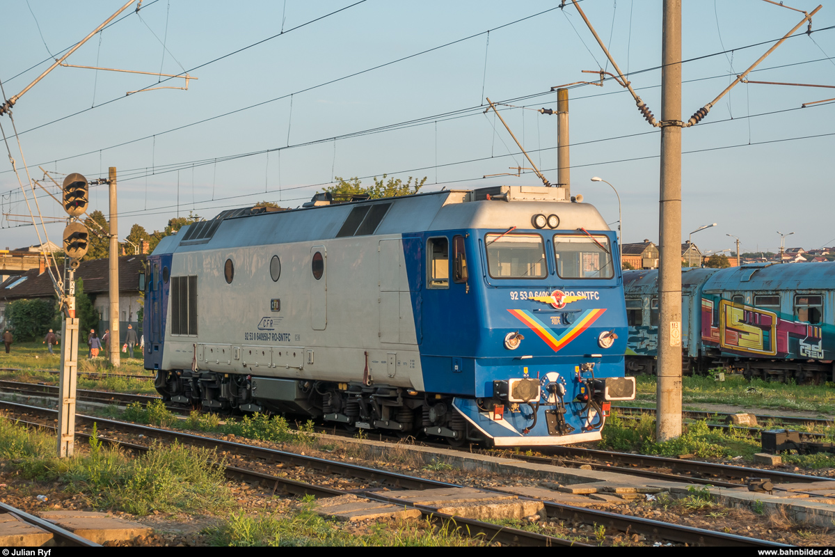 CFR 64 0950 wartet am Morgen des 12. Juli 2018 im Bahnhof Cluj-Napoca auf weitere Einsätze. Zu beachten gilt es die Frontverzierung mit Flügelrad und Zierstreifen, sowie die Vorhänge im Führerstand - für diesen Loktyp eher unüblich.