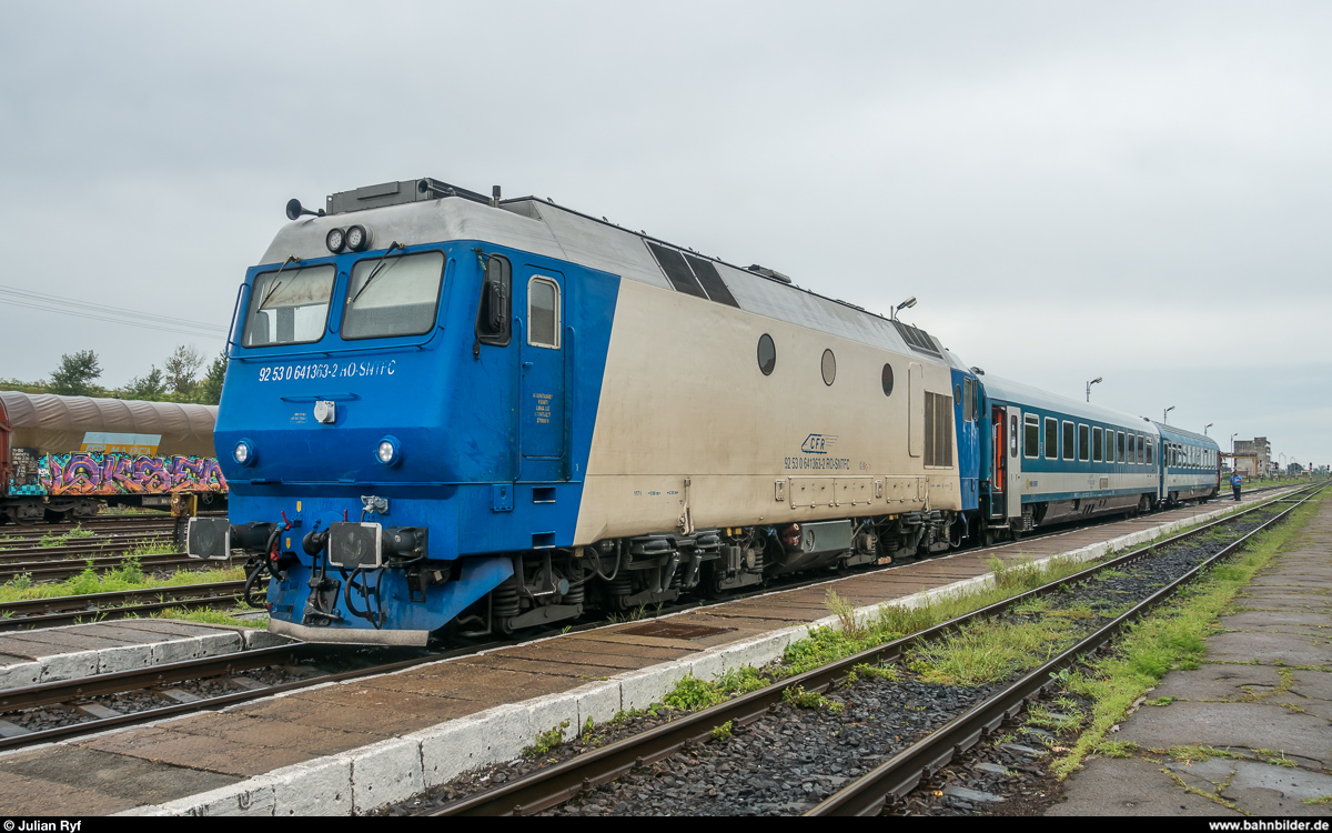 CFR 641 363 wartet am 8. Juli 2018 im Grenzbahnhof Episcopia Bihor mit dem IC 363  Ady Endre  Budapest-Keleti pu - Cluj-Napoca auf die Weiterfahrt.