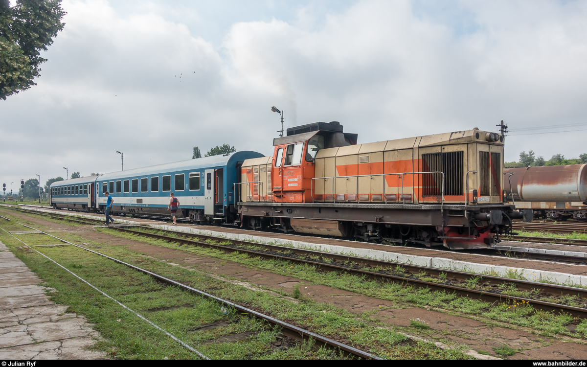 CFR 82 0562 wartet am 12. Juli 2018 mit IC 362  Ady Endre  Cluj-Napoca - Budapest Keleti am rumänischen Grenzbahnhof Episcopia Bihor auf die Weiterfahrt.