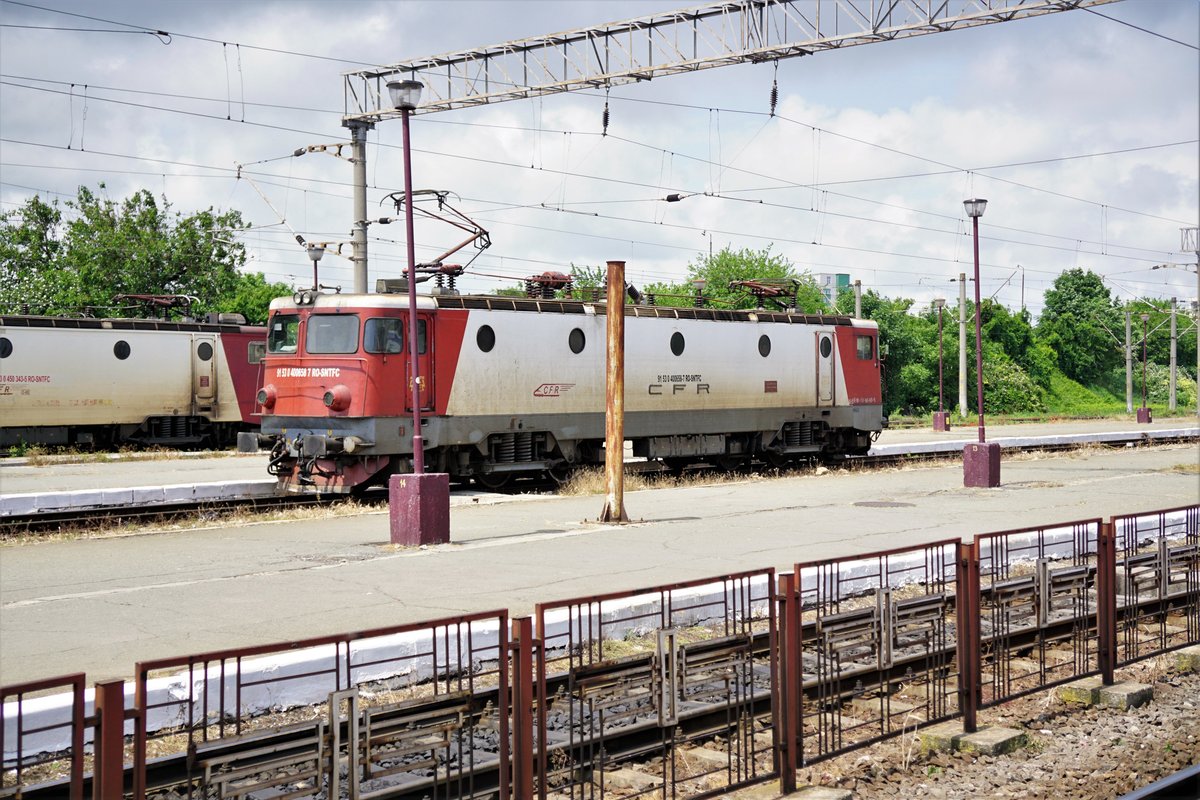 CFR Lok 400 658 rangiert am 21.05.2018 im Bahnhof von Constanza.
Da es in Rumänien kaum Wendezüge gibt muß die Lok an das andere Zugende umgesetzt werden.