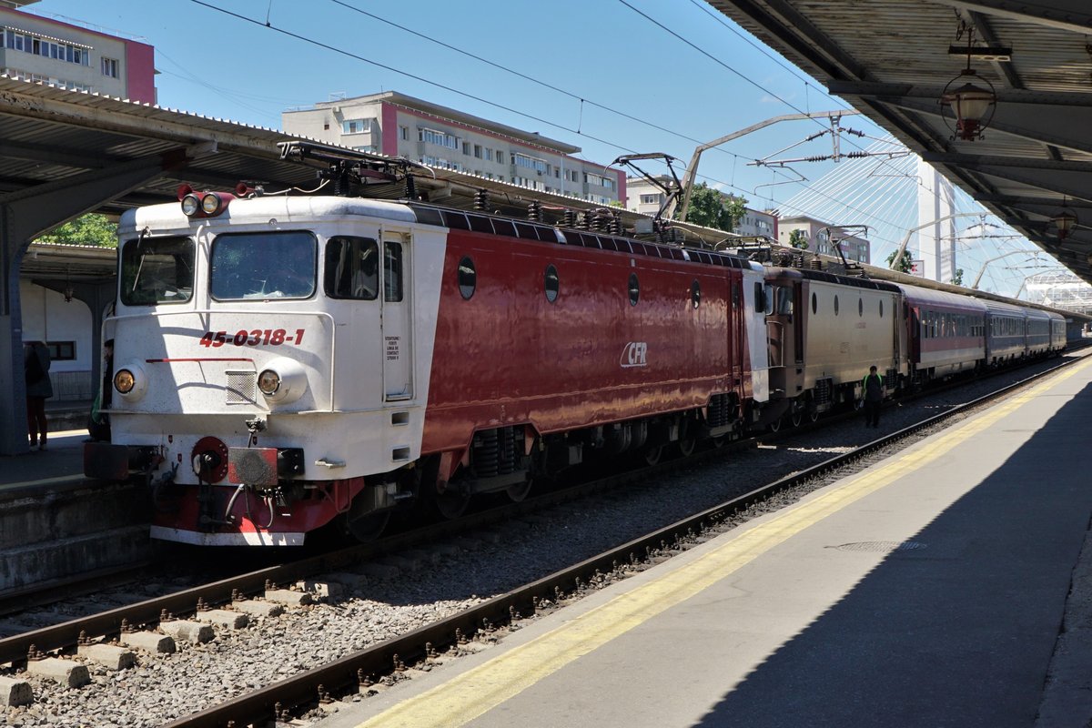CFR Lok 45 0318 mit Schwesterlok und vier Personenwagen im Anhang (längere Personenzüge habe ich nicht mehr gesehen) am 16.05.2018 im Bukarester Nordbahnhof.