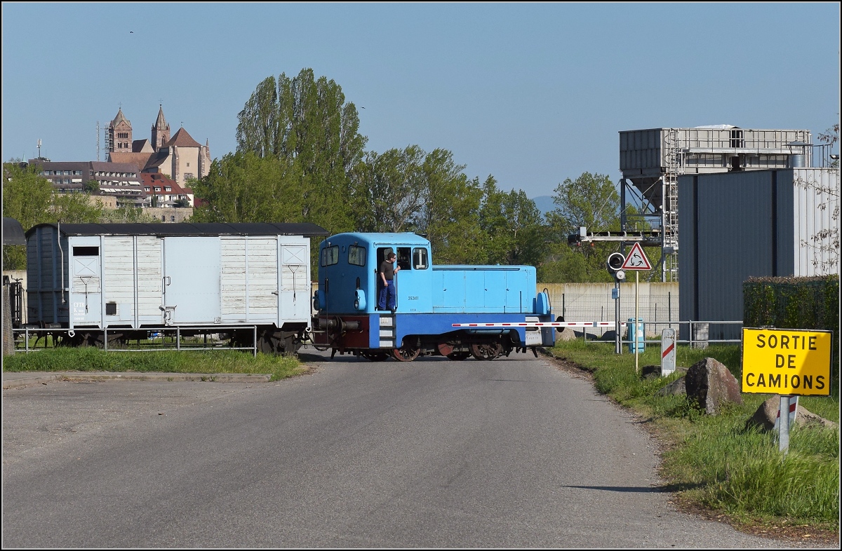 CFTR, die charmante Museumsbahn im Neubreisacher Urwald. Hier beim Depot der Museumsbahn am Rheinhafen Colmar/Neu-Breisach geht eine Sonderfahrt mit Dampfzug zu Ende. Die LKM V 22 schiebt nach, ja auch hier lebt die DDR noch... Als Loknummer bekam sie mit Orginalfabriknummer der LKM 262411. Im Hintergrund tront das Münster von (Alt-)Breisach auf der deutschen Rheinseite. Volgelsheim, April 2019.