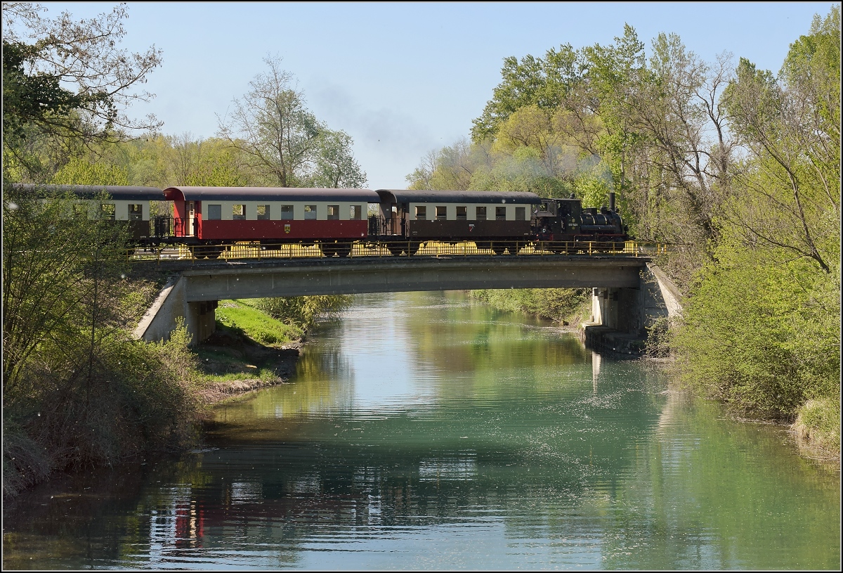 CFTR, die charmante Museumsbahn im Neubreisacher Urwald. Fahrt des Museumszuges zur Bereitstellung nach Sanssouci mit 030 TB 134  Theodor . Hier bei der Überquerung des Canal de Colmar. Biesheim, April 2019