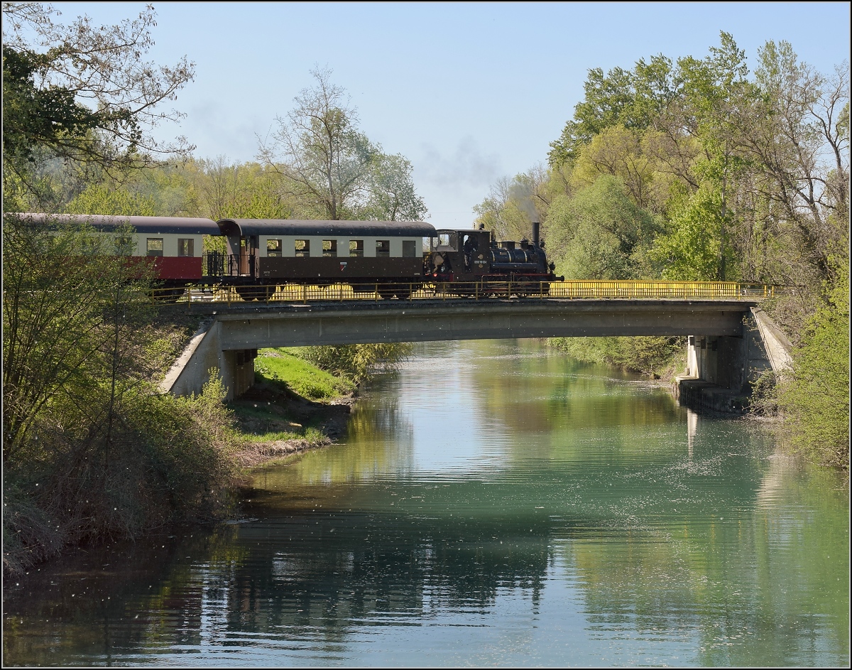 CFTR, die charmante Museumsbahn im Neubreisacher Urwald. Fahrt des Museumszuges zur Bereitstellung nach Sanssouci mit 030 TB 134  Theodor . Hier bei der Überquerung des Canal de Colmar. Biesheim, April 2019

Mit diesem Bild beginnt (oder endet) der Ausflug ins Elsass zu dieser für mich bis dato völlig unbekannten Museumsbahn, die in Wahrheit zu Unrecht hierzulande kaum bekannt ist, sondern vielmehr eine Reise wert ist.