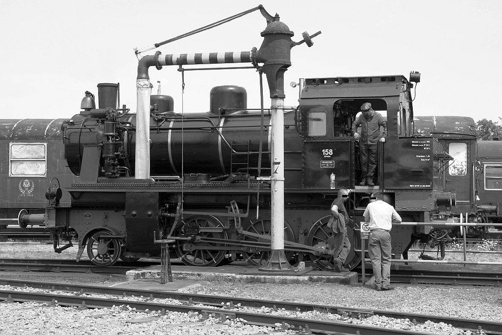 CFV3V 158  ELNA 5  (ex�Teutoburger Wald-Eisenbahn�154, ex�Kleinbahn Kaldenkirchen–Br�gge�158, ex Stoomtram Goes-Borsele 7 [NL], Hersteller: Henschel & Sohn, Baujahr: 1940, Fabr.Nr.: 24917) am 25.Juli 2026 beim Wasserkran im Depot Mariembourg.