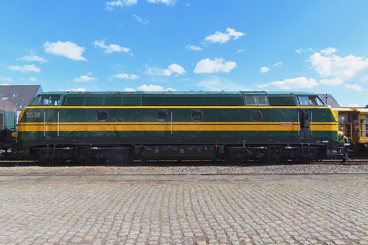 CFV3V 5538 ist am 6 Juli 2024 Gast in Baasrode Noord w�hrend das  Scheldeland in Stoom  Wochenende der SDP. Jedes Jahr hat der SDP das Museumszugfest  Scheldeland in Stoom  in 1.volles Wochenende in Juli. Neben Museumsz�ge zwischen Puurs und Baasrode Noord (Basis und Werkstatte des SDPs) gibt es in Baasrode Noord auch ein Ausstellung von Gastlokomotiven modernere Arten. 