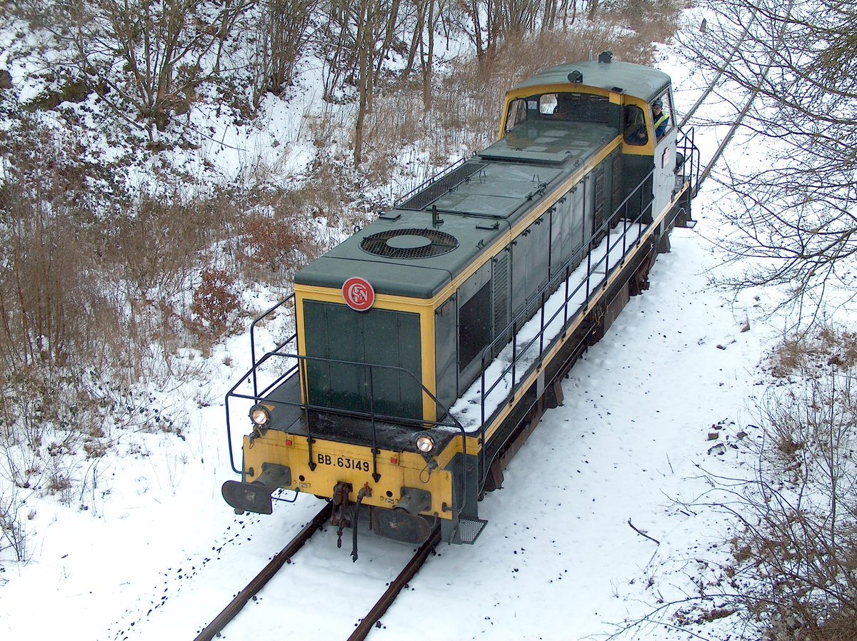 CFV3V - Die BB63149 als Lokzug zwischen Vierves und Treignes, mit Schnee - 05-03-2005