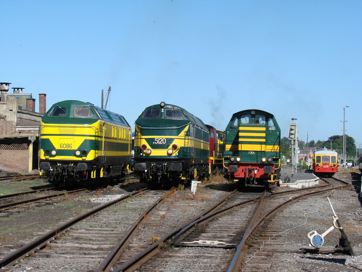 CFV3V - Die loks 6086, 5120, 7304 und die Triebwagen 4608 im Bf. Mariembourg, die 18-07-2010