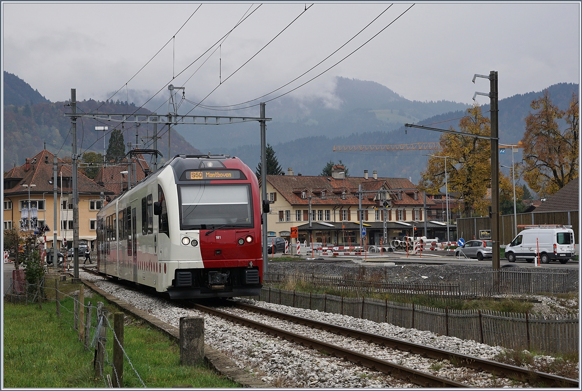 Châtel St-Denis, der  alte  Bahnhof, eigentlich sollten hier seit dem 19. Okt. keine Züge mehr fahren, doch branchenübliche Verspätungen beim Bau des neuen Bahnhofs gewähren dem  alten  noch eine Schonfrist bis zum 8. Nov. 2019. 

Im Bild der TPF SURF ABe 4/2 / Be 2/4 101 bei der Ausfahrt in Richtung Montbovon.

28. Okt. 2019