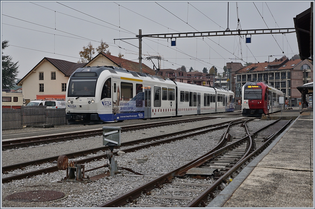 Châtel St-Denis, der  alte  Bahnhof, eigentlich sollten hier seit dem 19. Okt. keine Züge mehr fahren, doch branchenübliche Verspätungen beim Bau des neuen Bahnhofs gewähren dem  alten  noch eine Schonfrist bis zum 8. Nov. 2019 und so sind alle noch nutzbaren Gleise besetzt: auf Gleis 1 wartet der Regionalzug 14824 (TPF SURF ABe 2/4, B und Be 2/4 103) nach Montbovon auf die Abfahrt und auf Gleis 3 ist der Regionalzug 14917, bestehend aus den ABe 2/4 106, B und Be 2/4 106. von Broc Fabrique her kommend in Châtel St-Denis eingetroffen. 

28. Okt. 2019