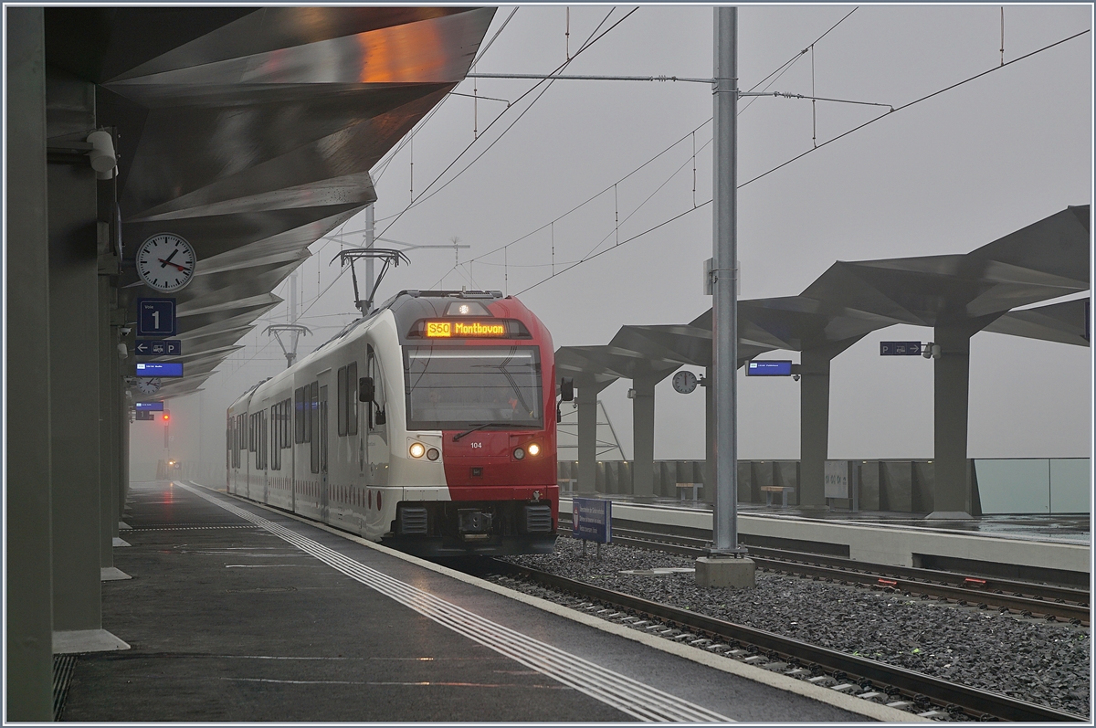 Châtel St-Denis ein cooler Bahnhof, die Aussentemperatur von +2° vermag die Architektur und der ungehindert durchziehende Wind gut und gerne zu gefühlte -5° abkühlen.  
Im Bild der TPF Be 2/4 104 - B - ABe 2/4 104  Dzodezet Express  als S50 14824 bei der pünktlichen Abfahrt, falls die Uhr auf Gleis 1 und nicht jene auf Gleis 2 die Zeit angibt. 

1. Dez. 2019