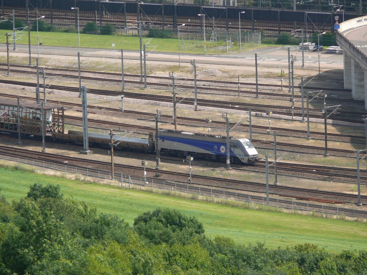 Channel Tunnel Terminal Folkestone: Ende vom ausfahrenden Zug Richtung Tunnel am 15. Juli 2014