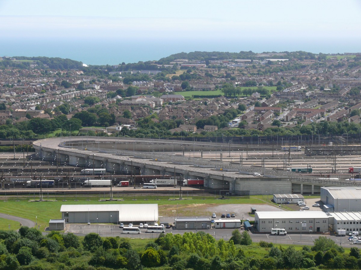 Channel Tunnel Terminal Folkestone: Übersicht 3 am 15. Juli 2014, mittlere Ausfahrrampe für ankommende Fahrzeuge.