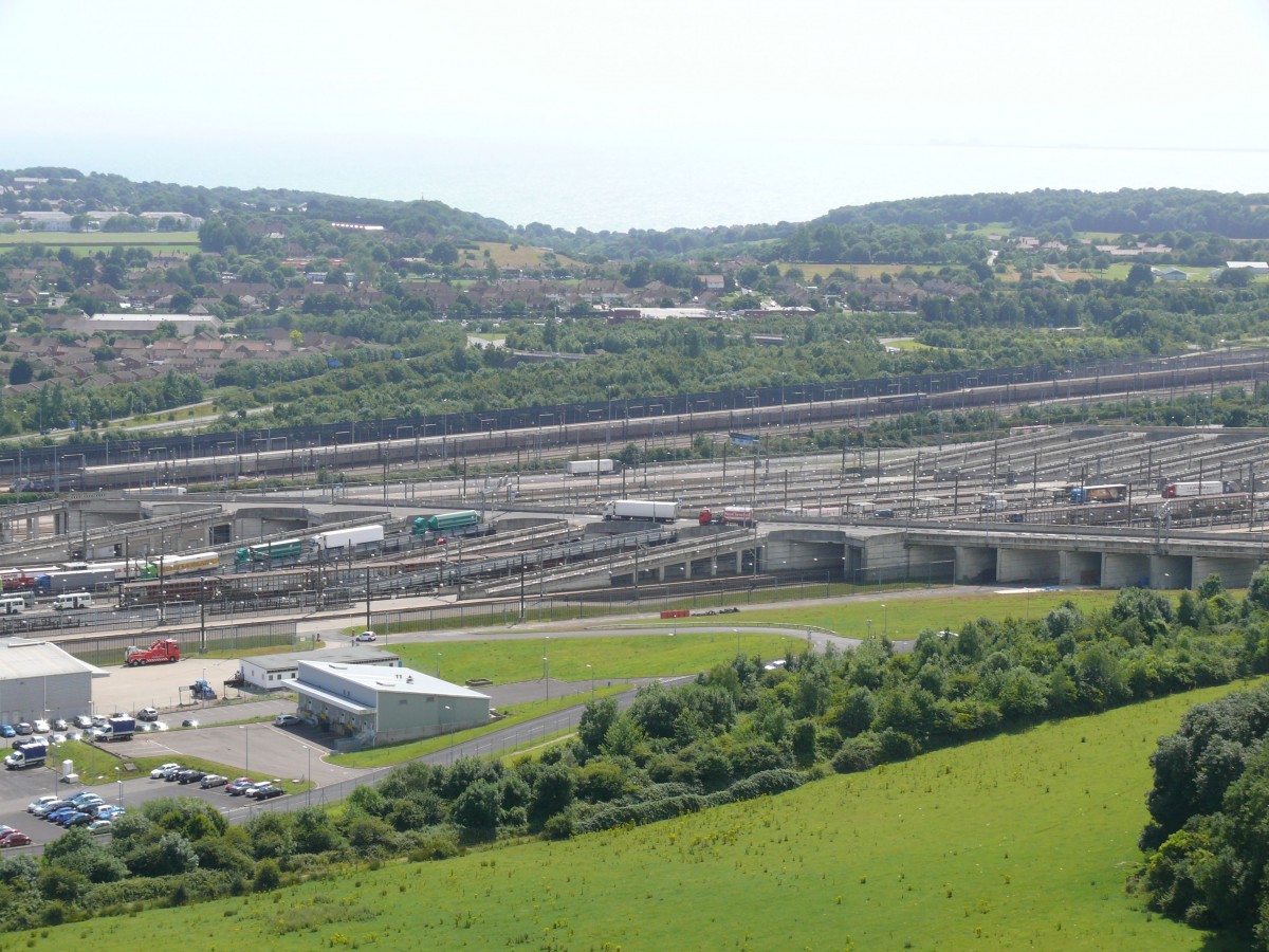 Channel Tunnel Terminal Folkestone: Übersicht 5 am 15. Juli 2014, mittlere Auffahrrampe für abfahrende Fahrzeuge.