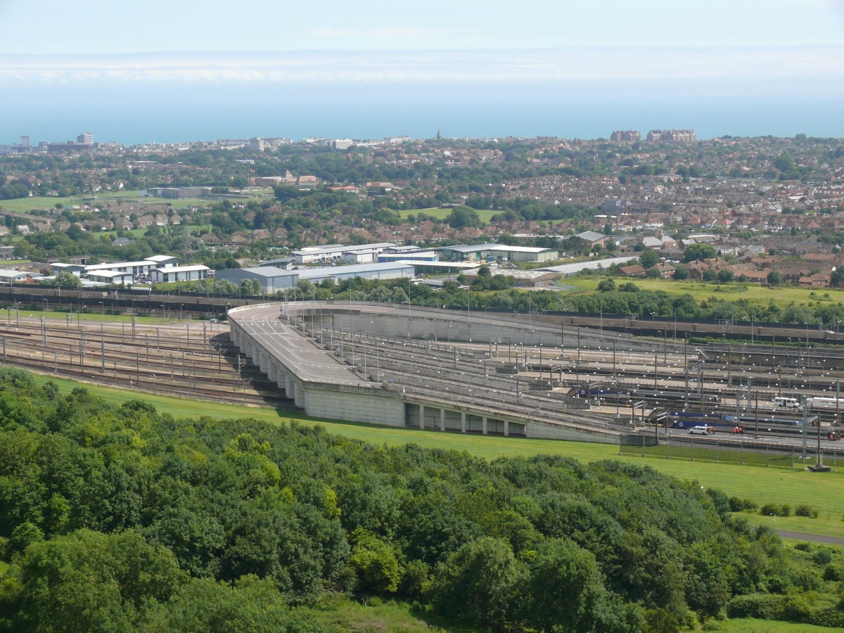 Channel Tunnel Terminal Folkestone: Übersicht 1 am 15. Juli 2014, äussere Ausfahrrampe für ankommende Fahrzeuge.